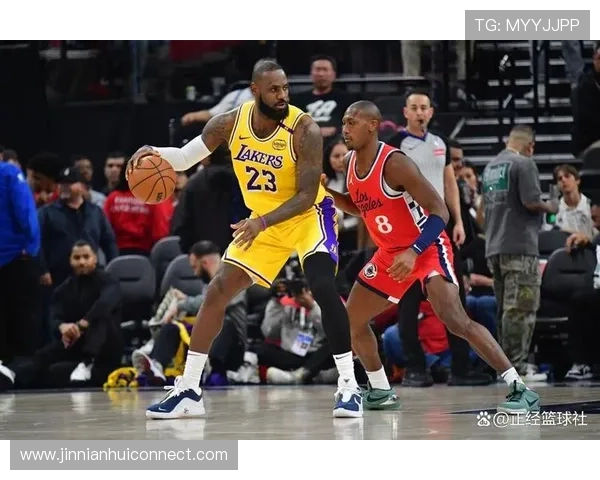 詹姆斯复出首战砍下三双 湖人逆转战胜快船迎来四连胜
